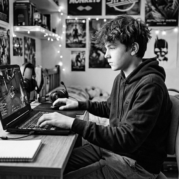 Jongen aan het gamen