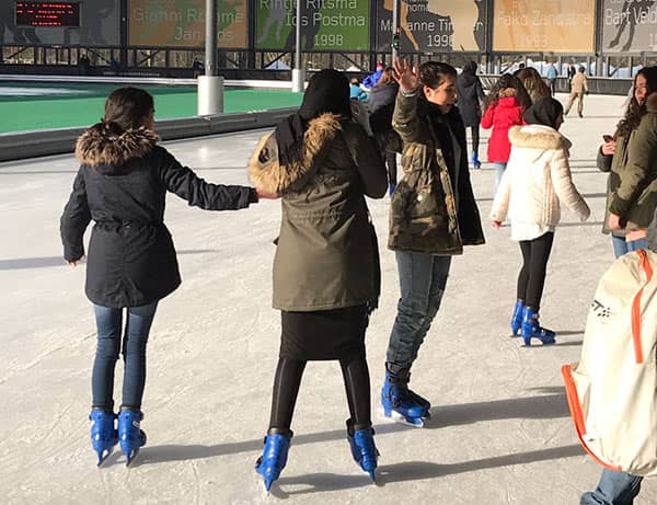 Leerlingen op de schaatsbaan