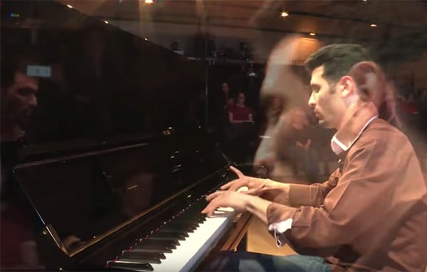 Leerlingen krijgen muziekles van Aeham Ahmad Yarmouk
