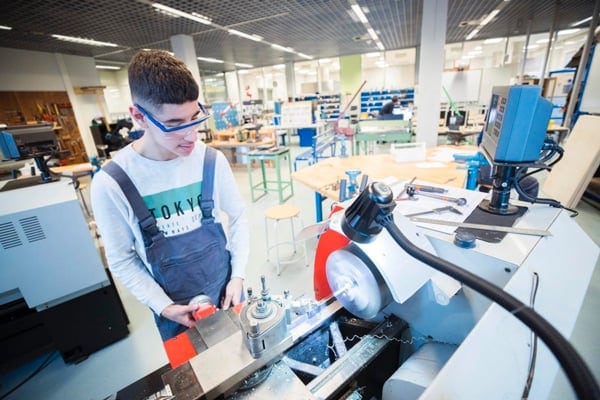 Leerling bezig in het technieklokaal